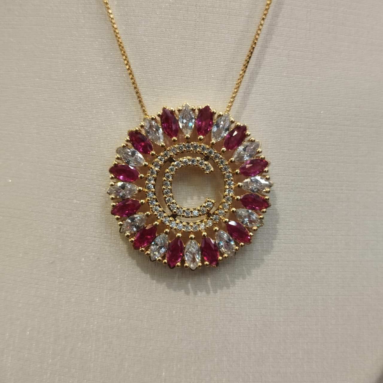 Colar Pingente Letra "C" Cor Rubi E Diamante 40Cm