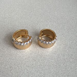 Brinco Argola Click Meia Volta em Zirconia Cristal