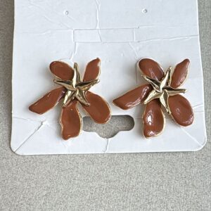 Brinco Flor Esmaltada Marrom Centro Estrela Dourada