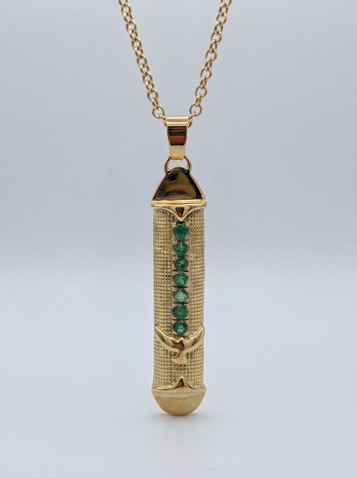 Mezuzah 18K Puro com 7 Esmeraldas Lapidadas