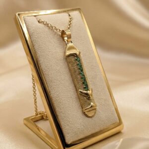 Mezuzah 18K Puro com 7 Esmeraldas Lapidadas
