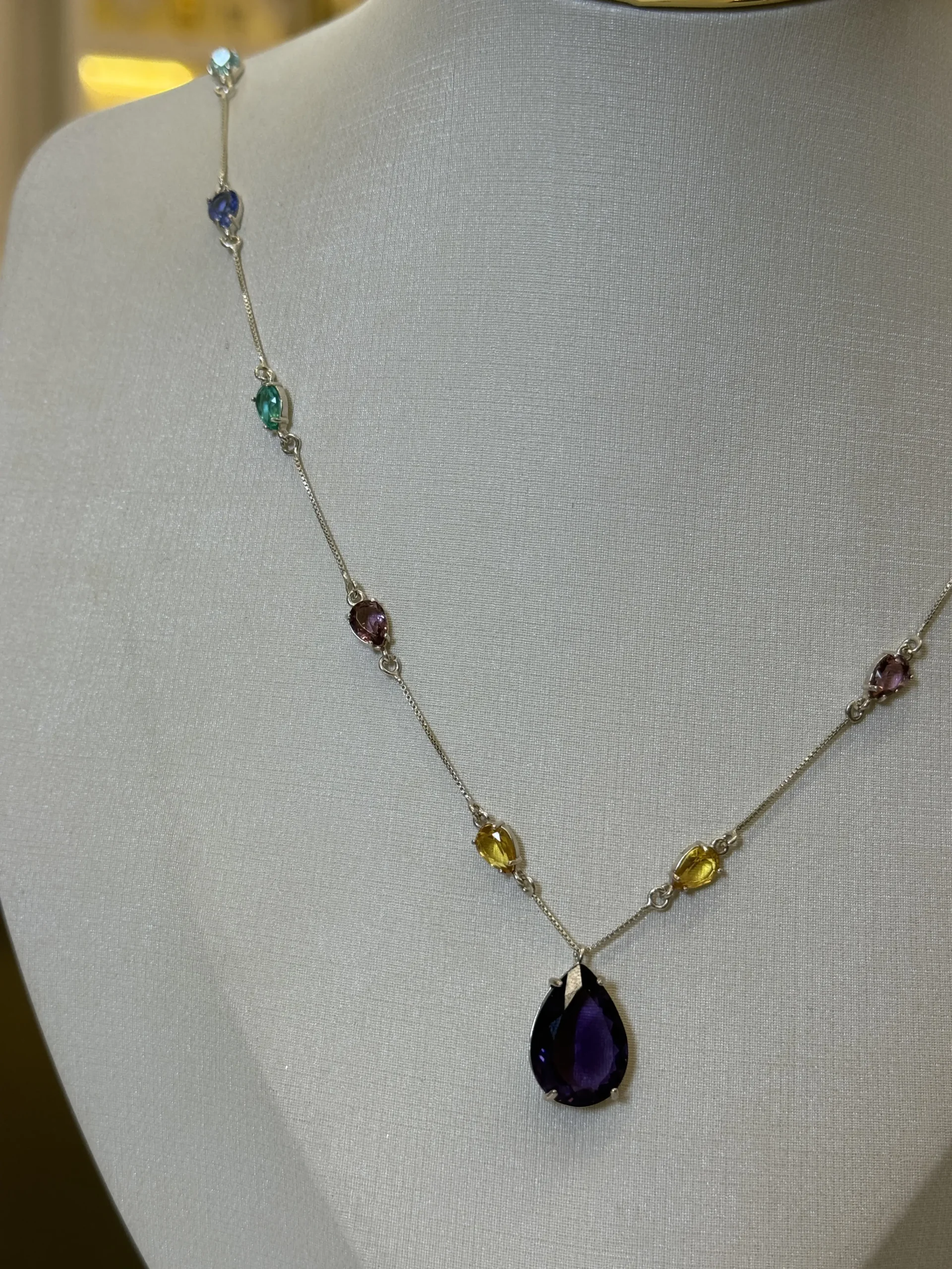 Colar Oval Em Prata Com Pedraria Colorida - Imagem 3