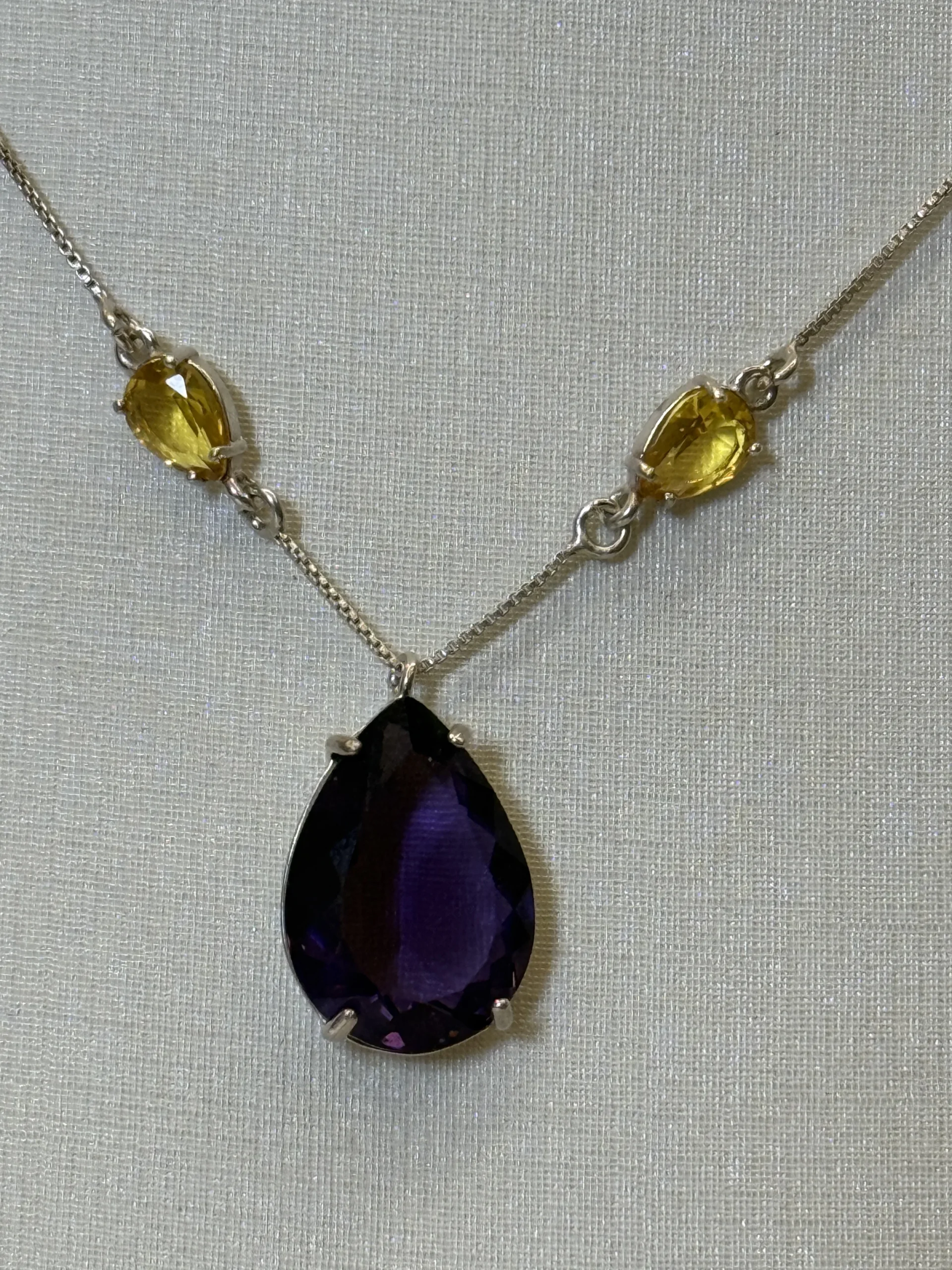 Colar Oval Em Prata Com Pedraria Colorida - Imagem 2