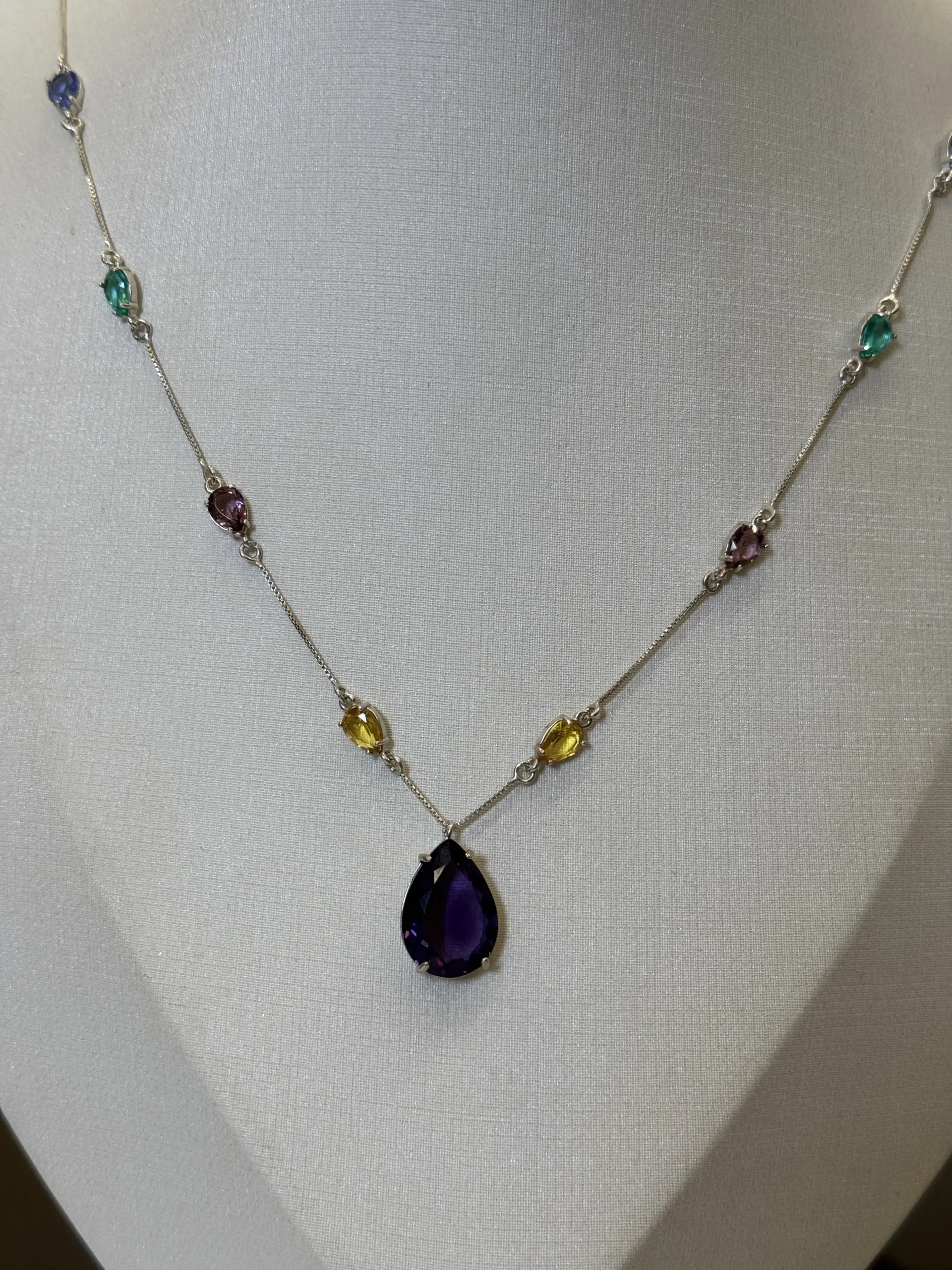 Colar Oval Em Prata Com Pedraria Colorida - Imagem 4