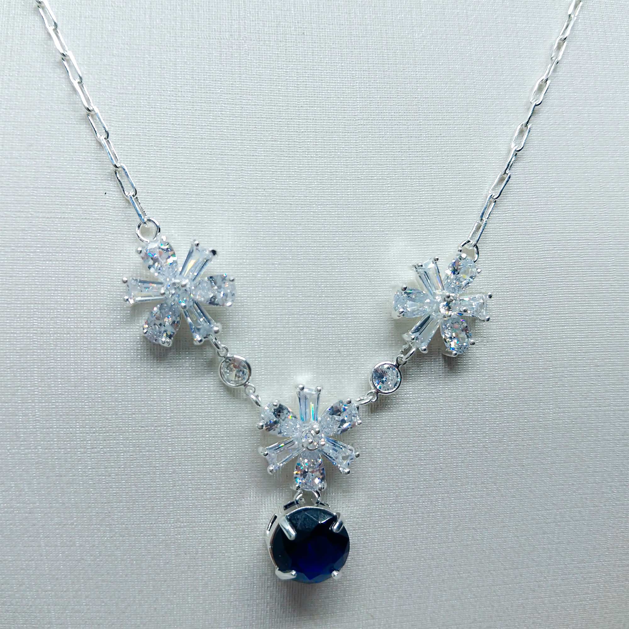 Colar Pedra Azul Anil com Flores Cristais