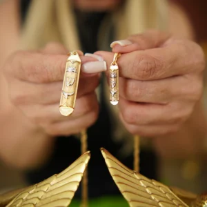 Colar Mezuzah Banhado a Ouro com 7 Pedras de Esmeralda