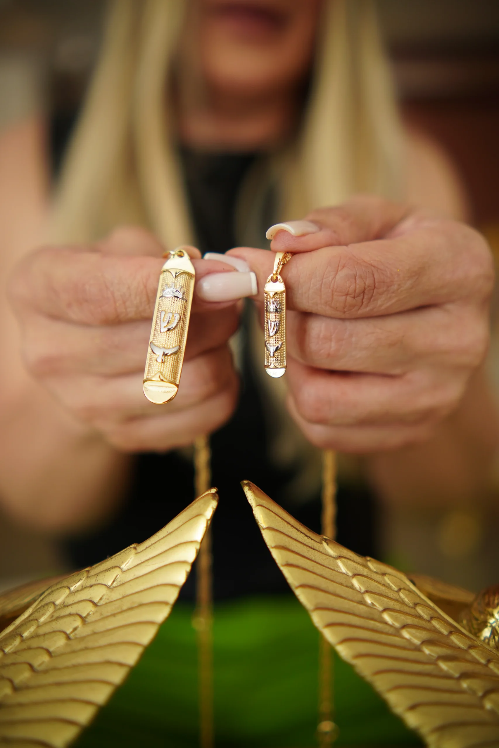 Colar Mezuzah Banhado a Ouro com 7 Pedras de Esmeralda - Imagem 2