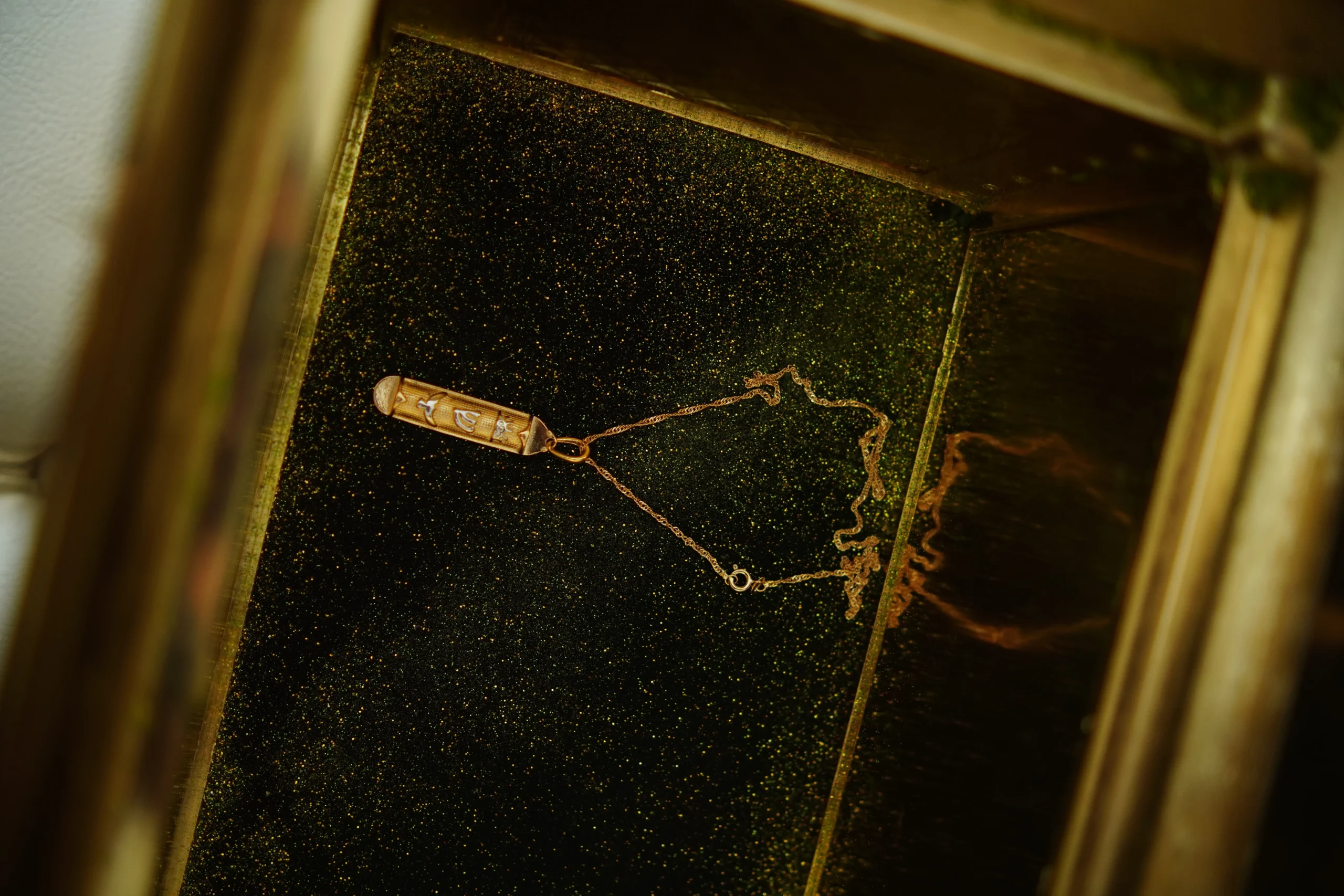 Colar Mezuzah Banhado a Ouro com 7 Pedras de Esmeralda - Imagem 4