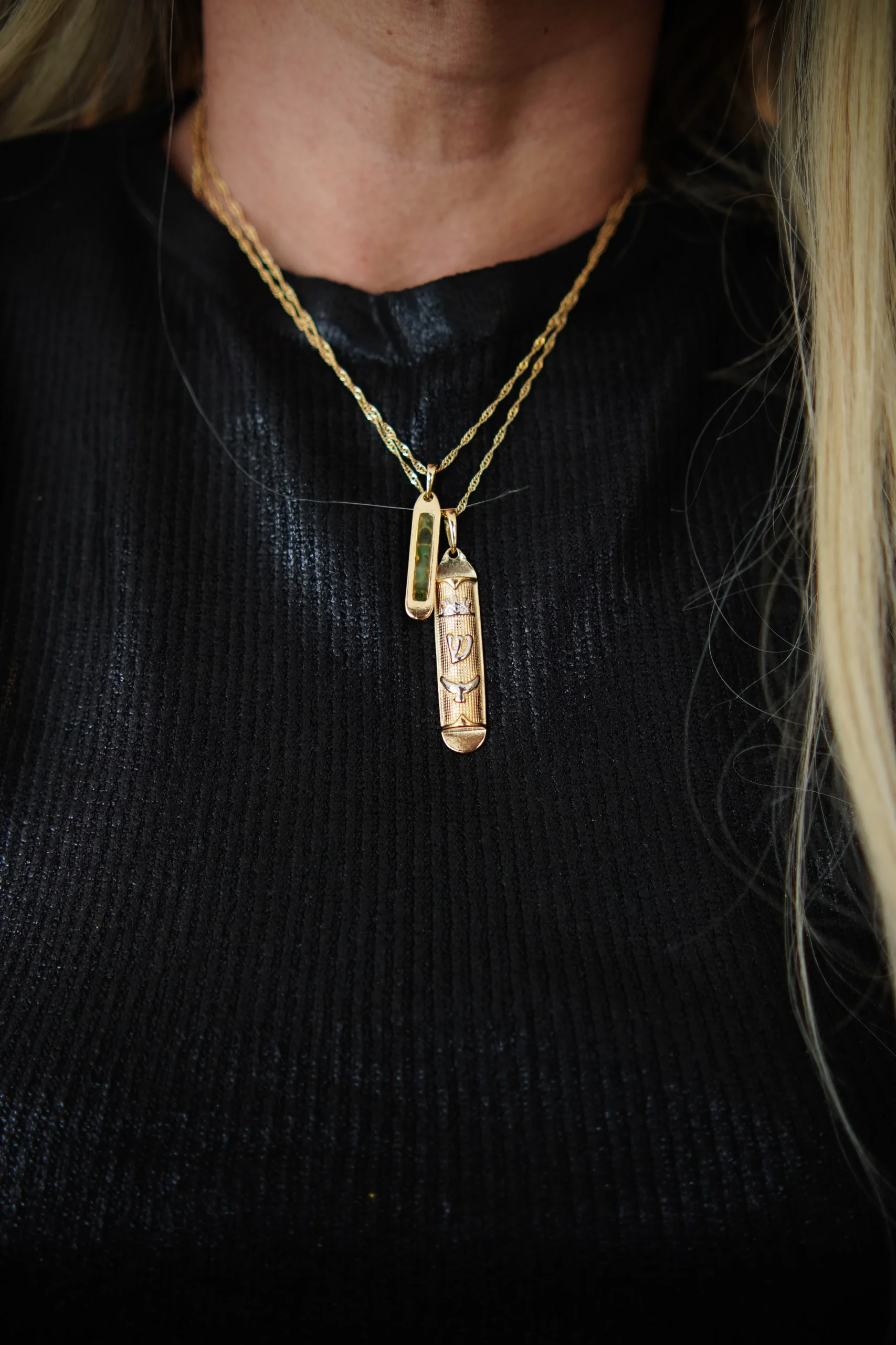 Colar Mezuzah Banhado a Ouro com 7 Pedras de Esmeralda - Imagem 7