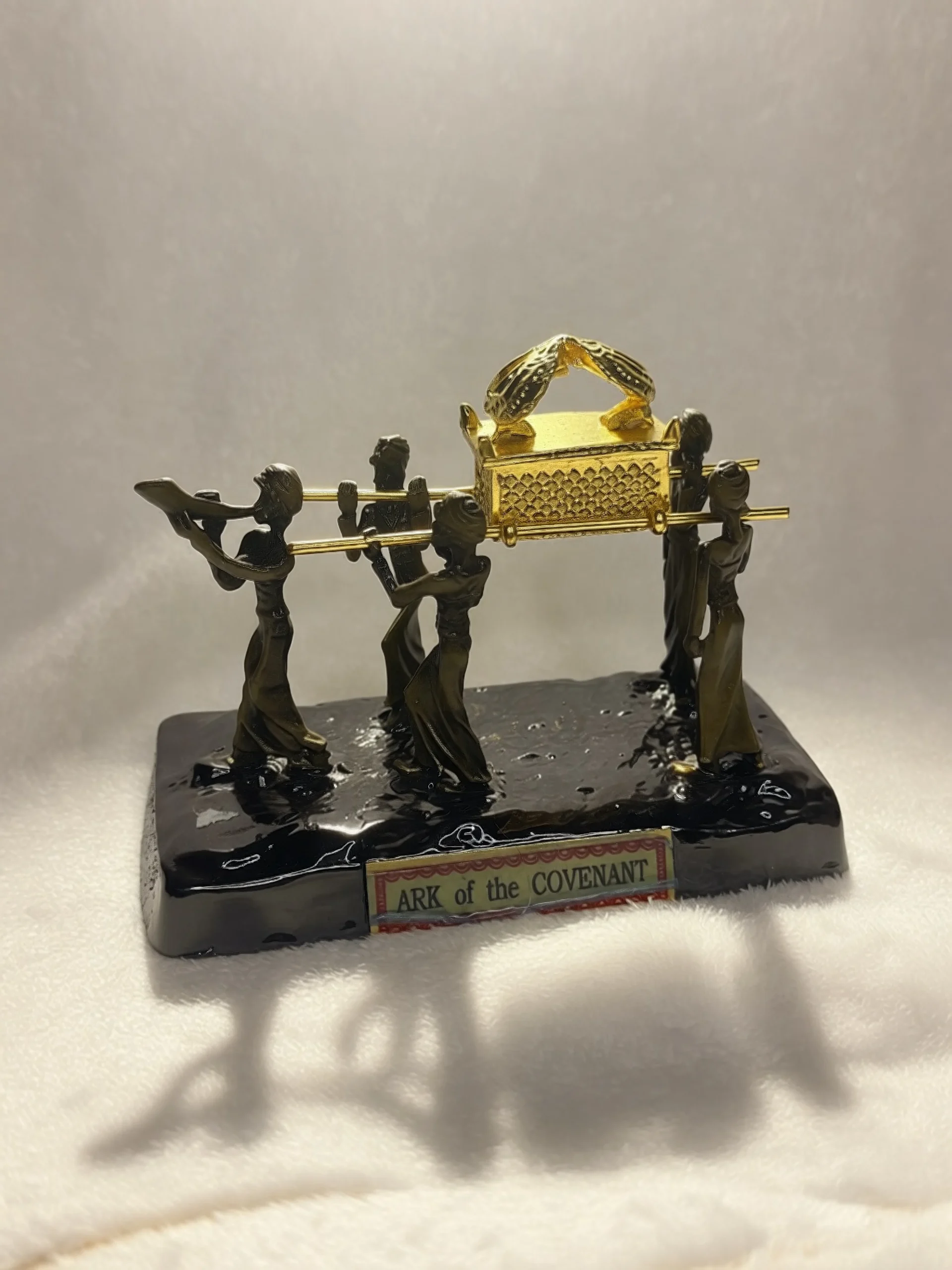 Estatueta Sacerdotes com a Arca da Aliança