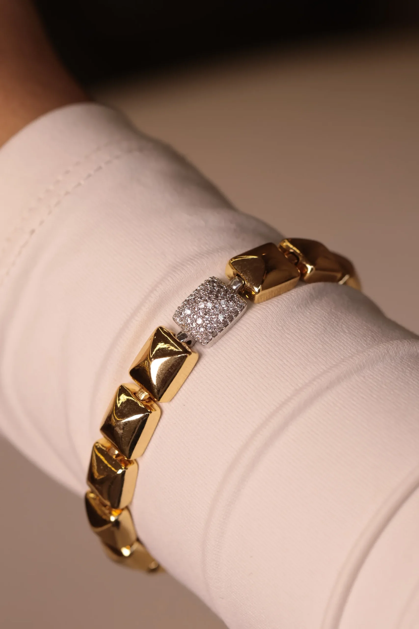 Pulseira Spike Lisa Com Centro Cravejado