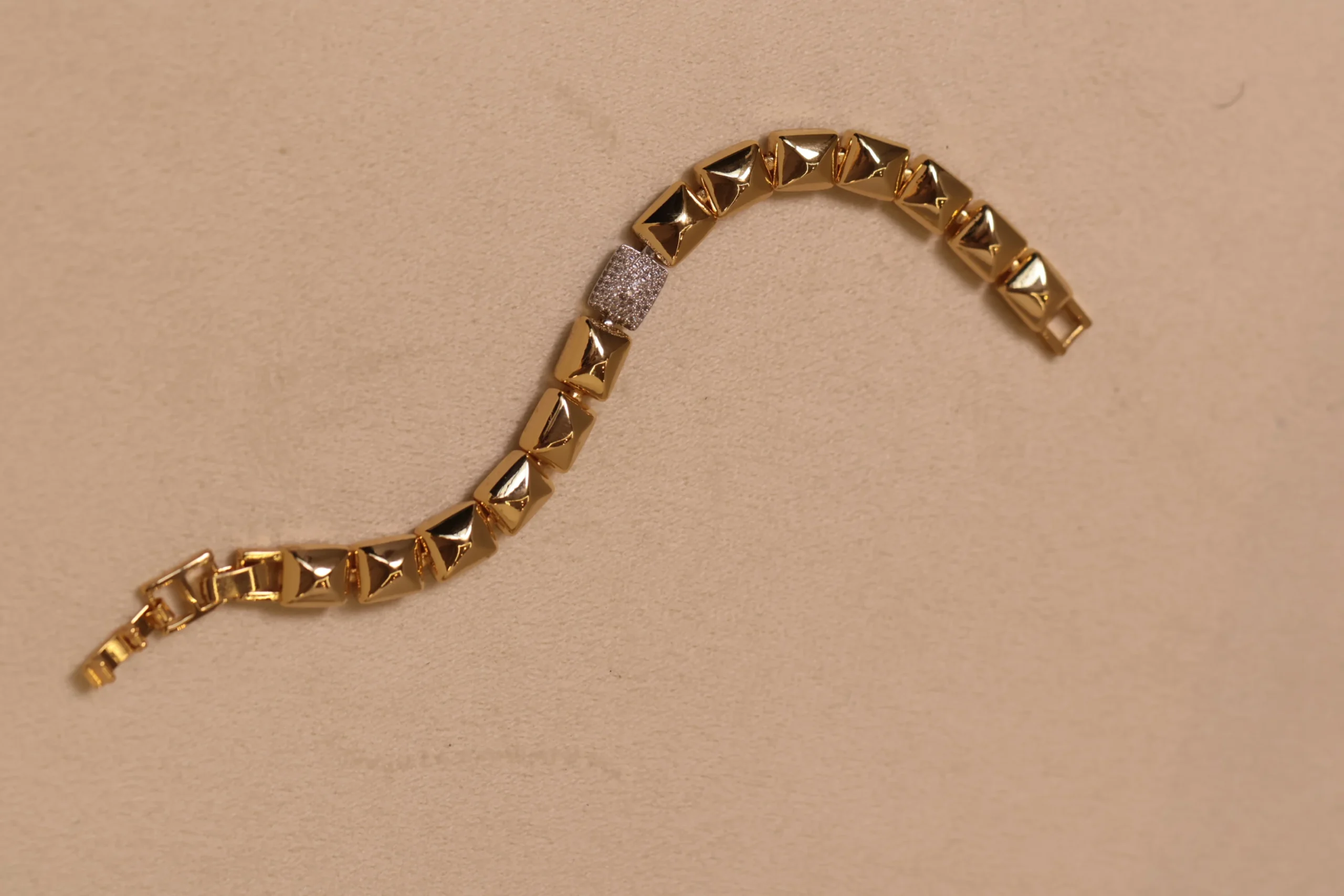 Pulseira Spike Lisa Com Centro Cravejado - Imagem 3