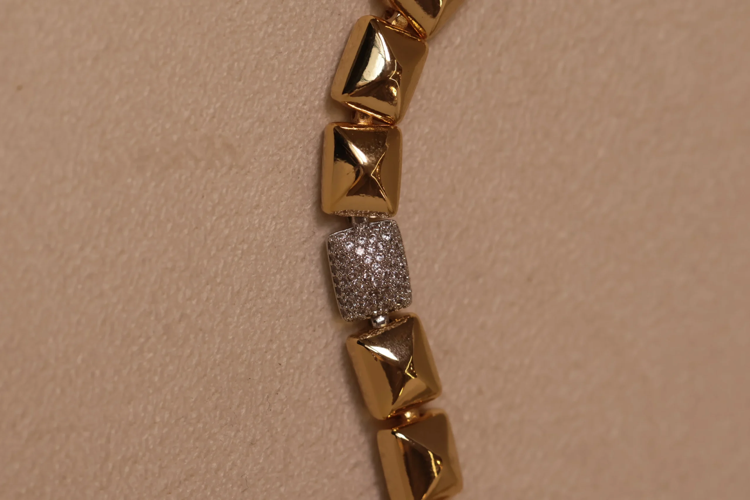 Pulseira Spike Lisa Com Centro Cravejado - Imagem 4