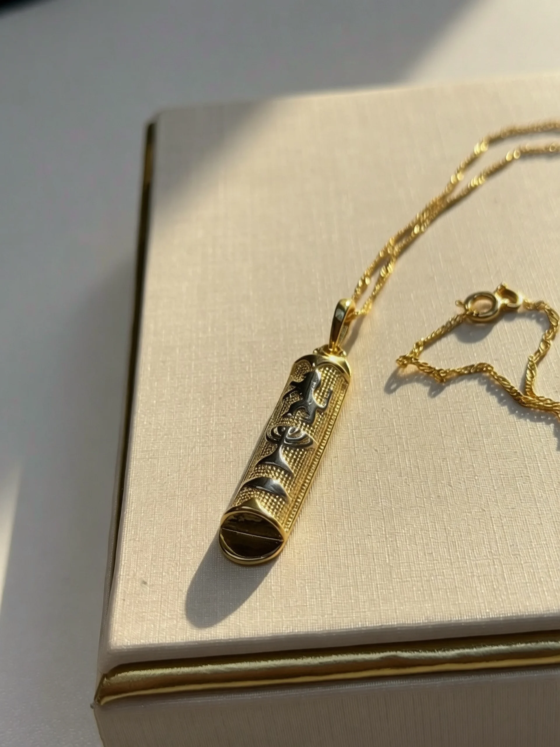 Colar Mezuzah Banhado a Ouro com Pergaminho