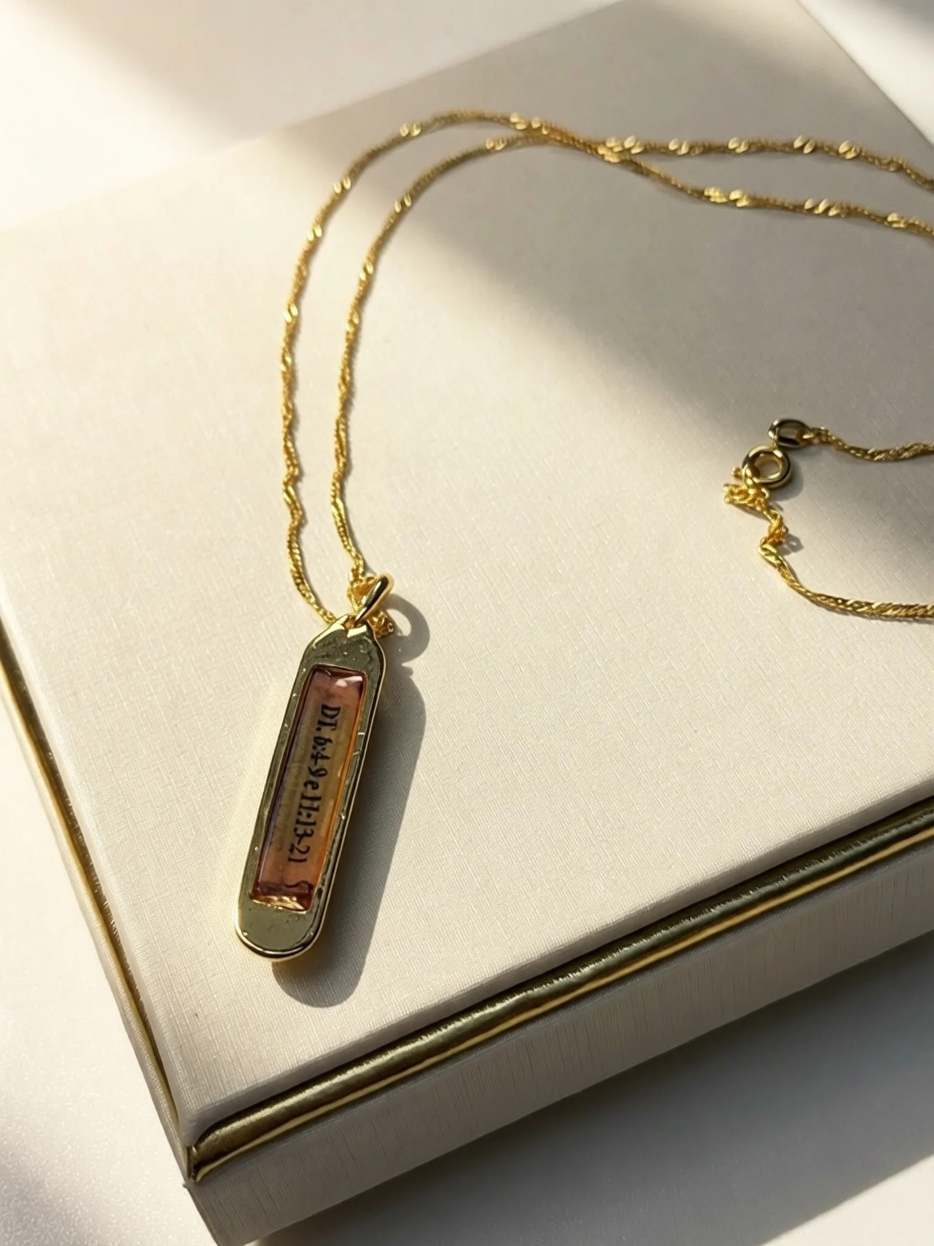 Colar Mezuzah Banhado a Ouro com Pergaminho - Imagem 2