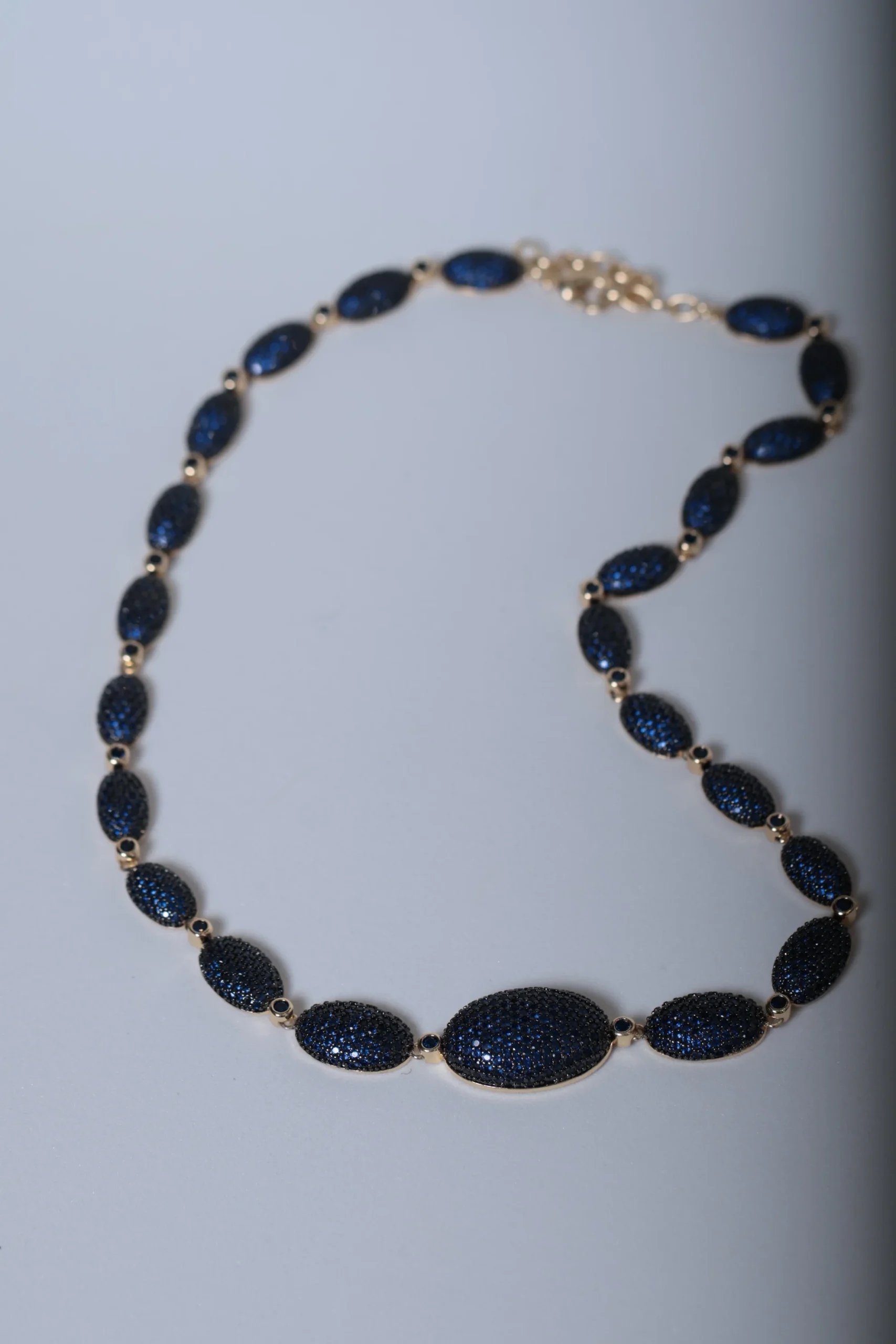 Colar Riviera Oval Cravejado Azul Safira
