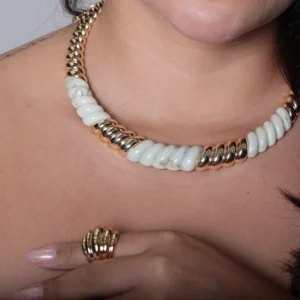 Colar Hélice Bicolor Pérola Dourado