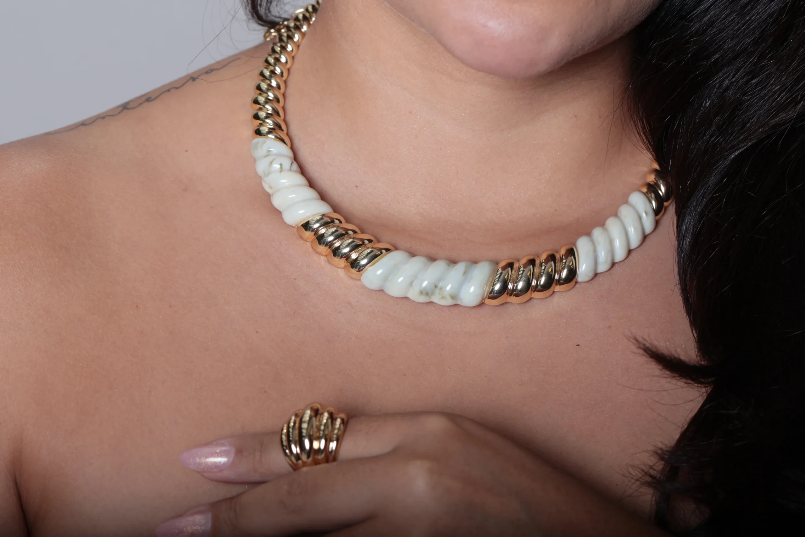 Colar Hélice Bicolor Pérola Dourado