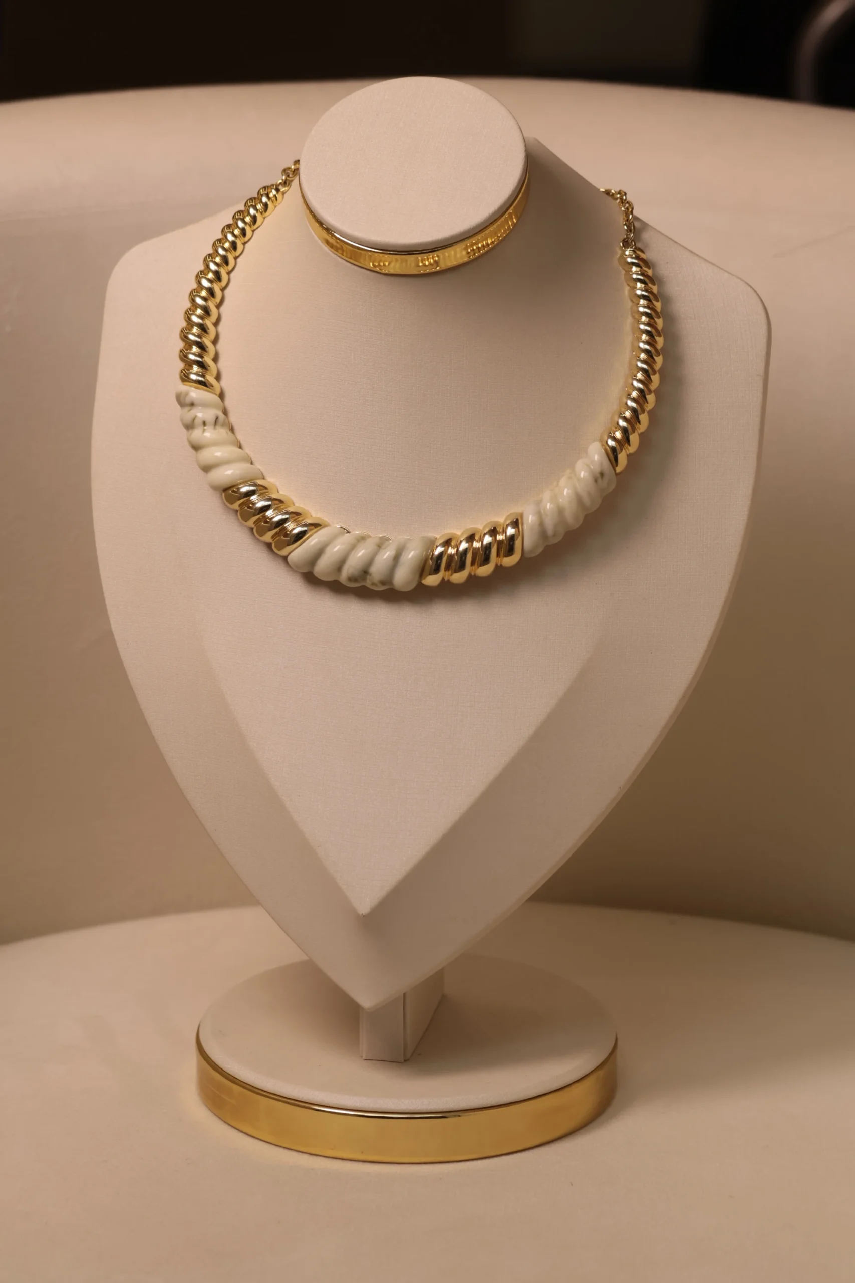 Colar Hélice Bicolor Pérola Dourado - Imagem 2
