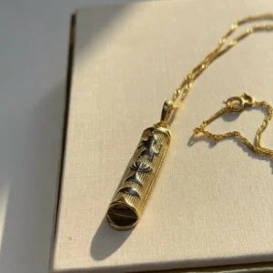 Colar Mezuzah Banhado a Ouro com Pergaminho