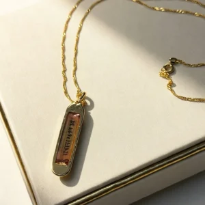 Colar Mezuzah Banhado a Ouro com Pergaminho