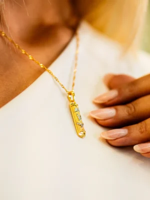 Colar Mezuzah Banhado a Ouro com 7 Pedras de Esmeralda