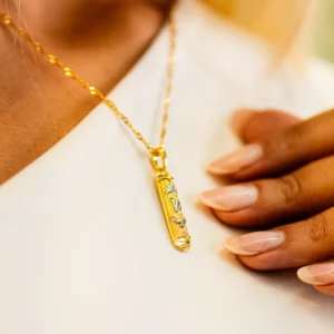 Colar Mezuzah Banhado a Ouro com 7 Pedras de Esmeralda