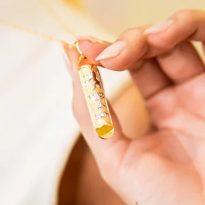 Colar Mezuzah Banhado a Ouro com Pergaminho