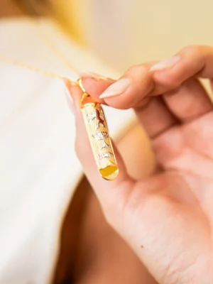 Colar Mezuzah Banhado a Ouro com Pergaminho